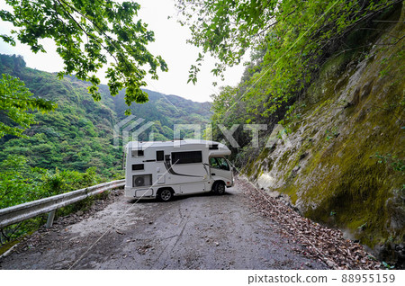 一名露營者在山路上迷路後陷入困境 88955159
