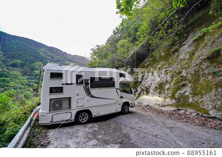 一名露營者在山路上迷路後陷入困境 一名露營者在山路上迷路後陷入困境 88955161