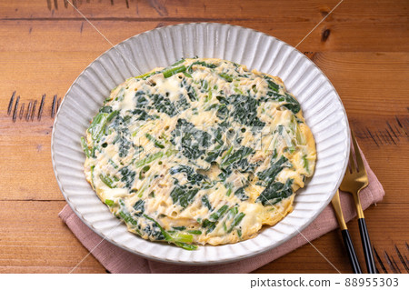 Spinach and ham omelet 88955303