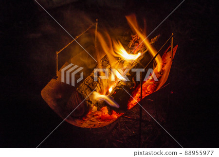 篝火 篝火 營火 營火 柴火 炭火 獨奏 營 戶外 圖片素材 88955977