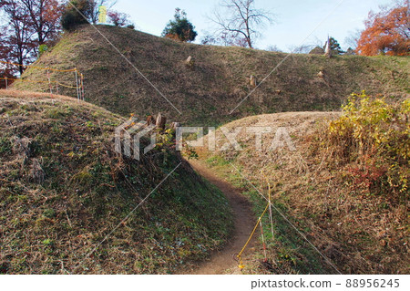 Ruins of Sugiyama Castle, a passage leading from the outer enclosure to the second enclosure and the main enclosure [Arashiyama Town, Saitama Prefecture] 88956245
