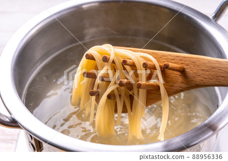 用意大利面勺舀意大利面 88956336