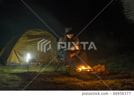 單人營夜宿營地野營篝火和帳篷戶外形像素材 88956377