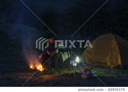 單人營夜宿營地野營篝火和帳篷戶外露營圖片素材 單人營夜宿營地野營篝火和帳篷戶外露營圖片素材 88956378