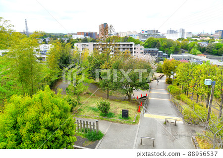 Looking toward Minami Osawa Station from Minami Osawa / Bessho Bridge (Hachioji City, Tokyo) [2022.4] 88956537
