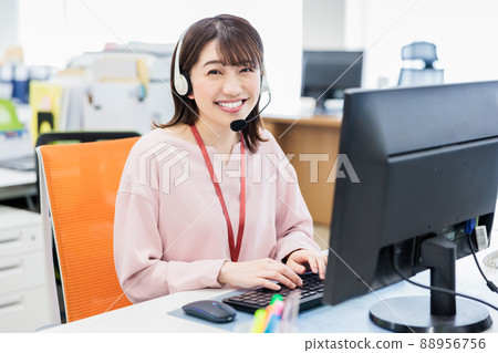 在呼叫中心工作的年輕女子 88956756
