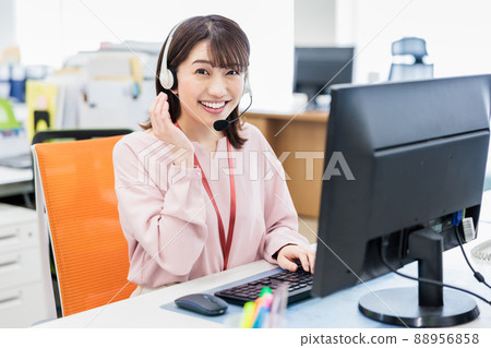 在呼叫中心工作的年輕女子 在呼叫中心工作的年輕女子 88956858