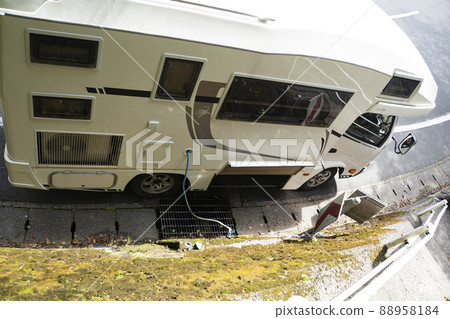 供應著名水的露營車 供應著名水的露營車 88958184