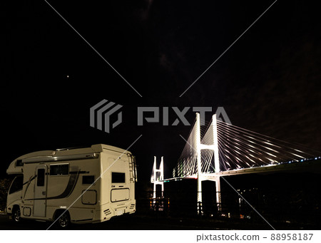 夜空中閃耀著白光的女神橋和露營車 夜空中閃耀著白光的女神橋和露營車 88958187
