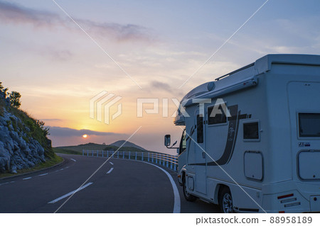 四國喀斯特日出和露營車 四國喀斯特日出和露營車 88958189