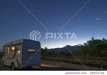 黃昏時分漂浮在星空中的石鎚山和露營車 黃昏時分漂浮在星空中的石鎚山和露營車 88958198