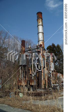 廢棄的工廠設備生鏽的煙囪 88958990