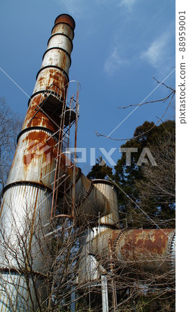 廢棄的工廠設備生鏽的煙囪 廢棄的工廠設備生鏽的煙囪 88959001