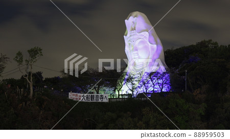 大船觀音雕像以烏克蘭國旗的顏色照亮，以抗議俄羅斯入侵烏克蘭 88959503