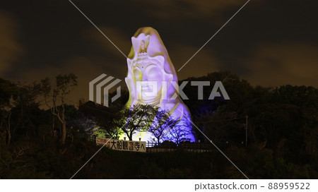 大船觀音雕像以烏克蘭國旗的顏色照亮,以抗議俄羅斯入侵烏克蘭 大船觀音雕像以烏克蘭國旗的顏色照亮,以抗議俄羅斯入侵烏克蘭 88959522