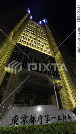 東京都政府大樓以烏克蘭國旗的顏色點亮，以抗議俄羅斯入侵烏克蘭 88960132