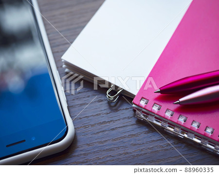 文件、筆記本、智能手機的商業形象(女性) 文件、筆記本、智能手機的商業形象(女性) 88960335