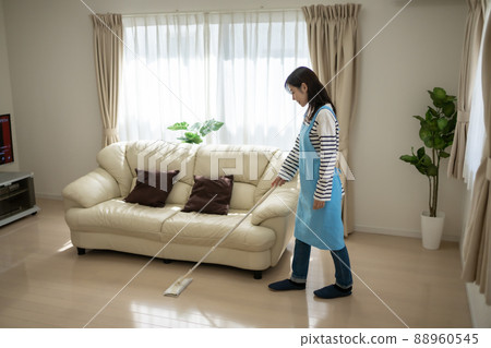 媽媽用地板拖把擦地板 88960545