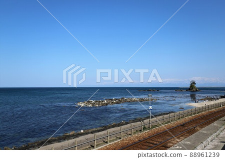 Ameya coast and Tateyama mountain range 88961239