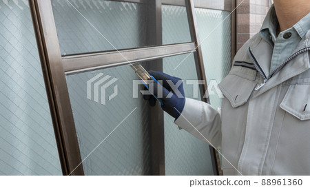 用刀具切割紗門│工人更換和維修紗門的形象 88961360