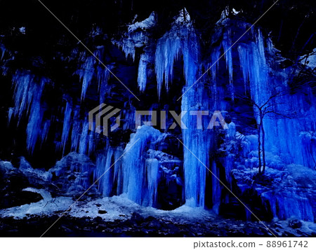 Illumination of the icicles of the 30 mallets Illumination of the icicles of the 30 mallets 88961742