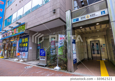 Tokyo cityscape in Japan Free PCR inspection center next to Shimbashi station (doorway) on the Tokyo Metro Ginza line ... = April 20 88962321