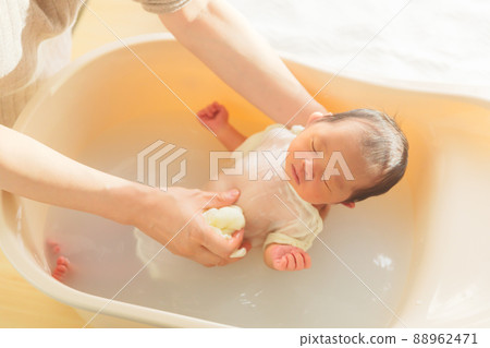 沐浴新生嬰兒1週 88962471