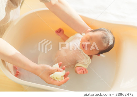 沐浴新生嬰兒1週 88962472