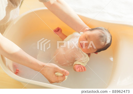 沐浴新生嬰兒1週 88962473
