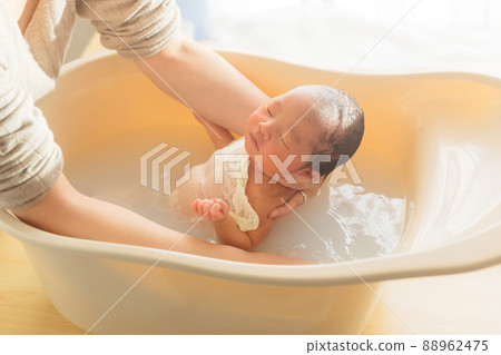 沐浴新生嬰兒1週 88962475