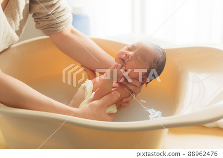 沐浴新生嬰兒1週 88962476