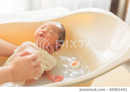 Ablution newborn baby 1 week 88962483