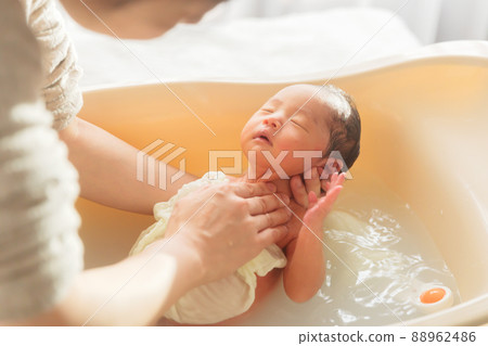 Ablution newborn baby 1 week 88962486