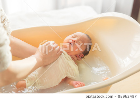 Ablution newborn baby 1 week 88962487