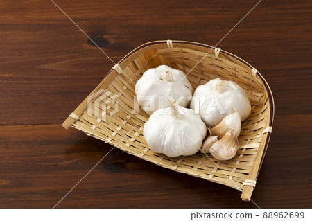 Garlic on a colander 88962699