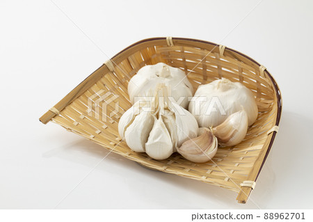 濾鍋上的白色背景大蒜 88962701