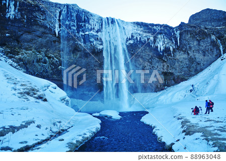 冰島瀑布，塞里雅蘭瀑布多雪的風景 88963048