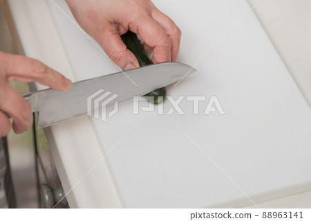 [用三德刀切開泡在米糠裡的黃瓜] 88963141