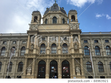 The historic Kunsthistorisches Museum in Vienna The historic Kunsthistorisches Museum in Vienna 88963921