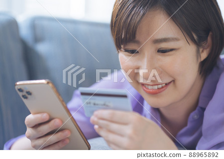 女性網購智能手機 88965892