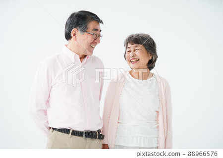 高級夫婦微笑交談 高級夫婦微笑交談 88966576