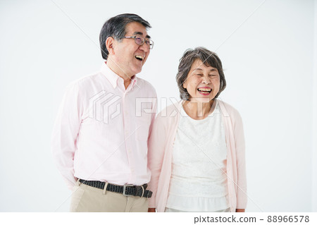 高級夫婦微笑交談 高級夫婦微笑交談 88966578