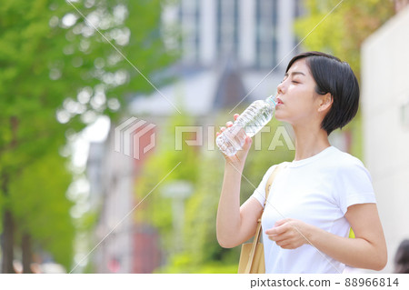 Woman who closes her eyes and drinks water 1 88966814