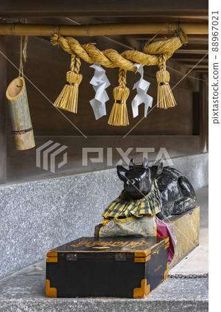 [Kyushu / Miyajidake] A small ox statue and a million-dollar box of gold are adorned at Miyajidake Shrine under the watchful eye of Shimenawa. 88967021