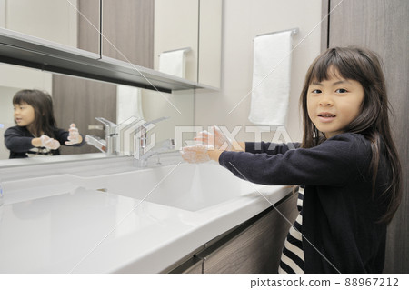 Elementary school girl washing hands (7 years old) Elementary school girl washing hands (7 years old) 88967212