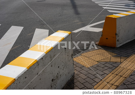 人行道上有混凝土防護牆的十字路口和人行橫道 88967328