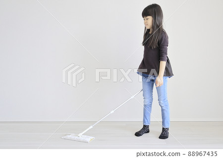 Elementary school girl mopping (7 years old) Elementary school girl mopping (7 years old) 88967435