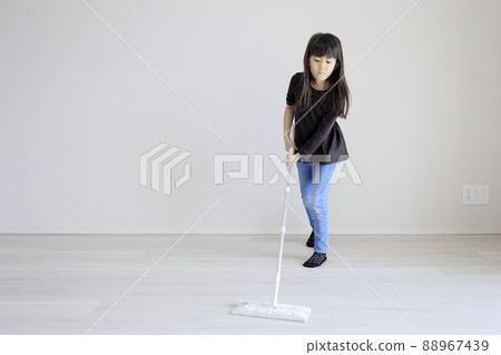 小學生拖地（7歲） 88967439