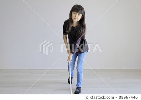 小學生拖地(7歲) 小學生拖地(7歲) 88967440