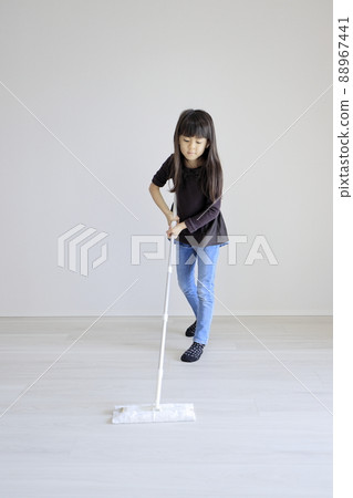 小學生拖地（7歲） 88967441